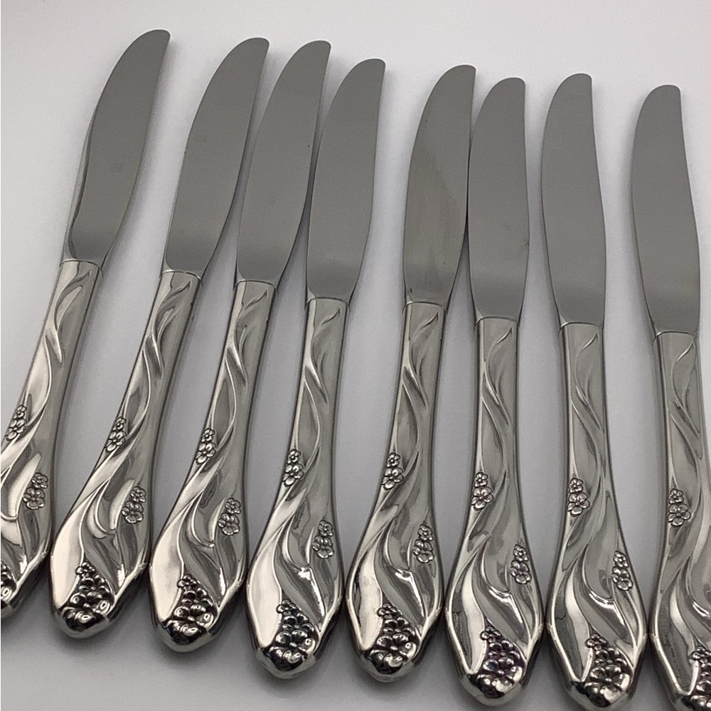 Oneida “Lorilei” 8 Dinner Knives Stainless Flatware Set - Picture 3 of 4